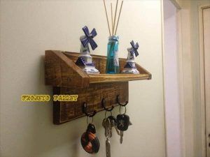 DIY Pallet Key Rack and Shelf