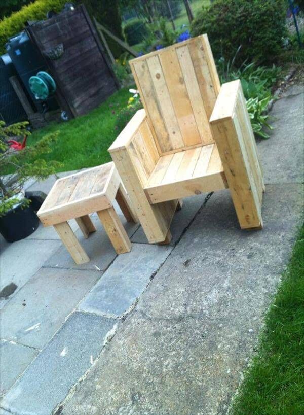 recycled pallet chair and table