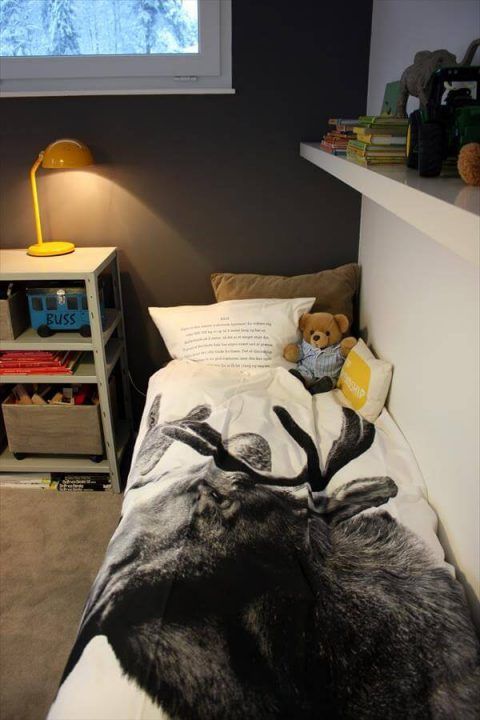 DIY Pallet Kid's Room Bed