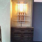 diy pallet wall shelf with pendant lamp