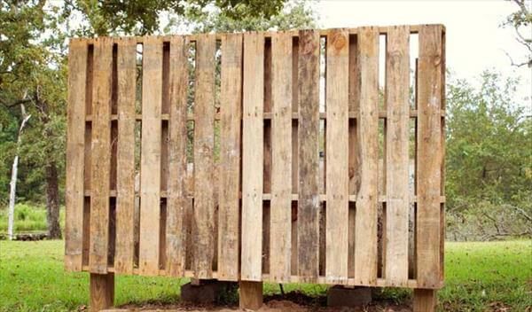 recycled pallet garden wall