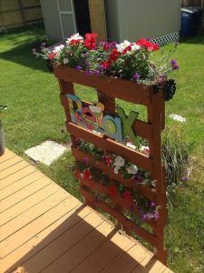 DIY Recycled Pallet Vertical Planter Instructions