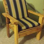 reclaimed pallet chair with cushion