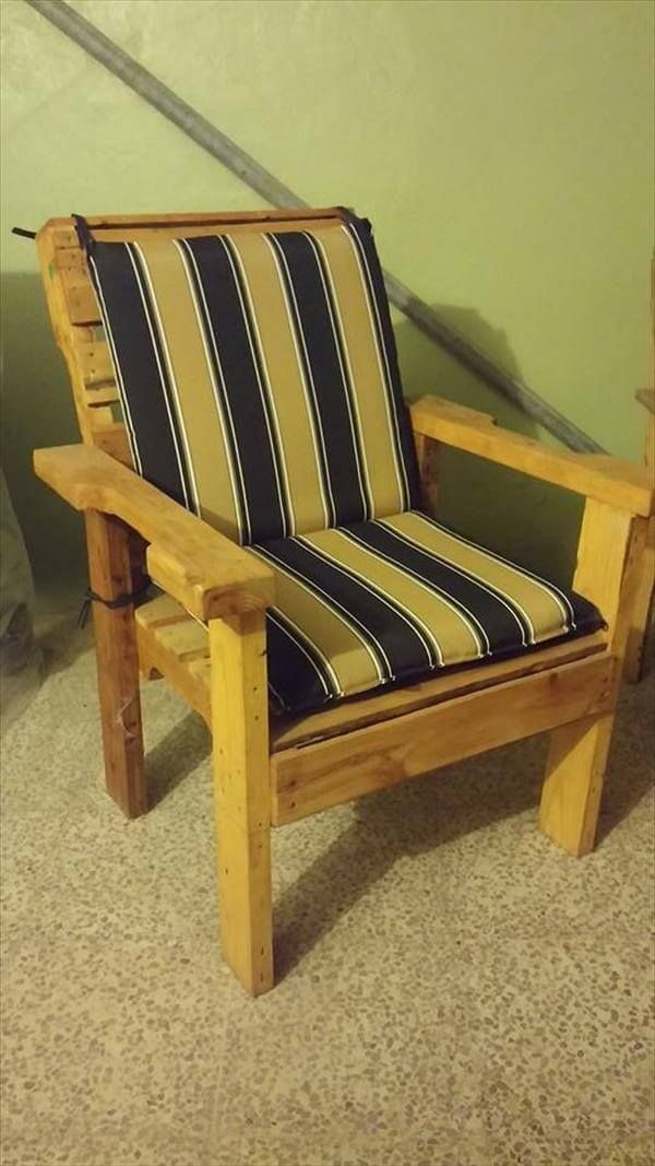 reclaimed pallet chair with cushion