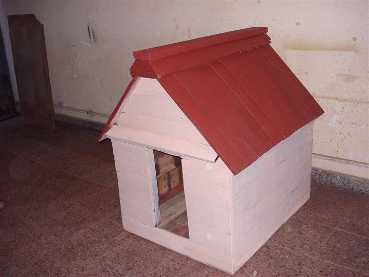 reclaimed pallet doghouse