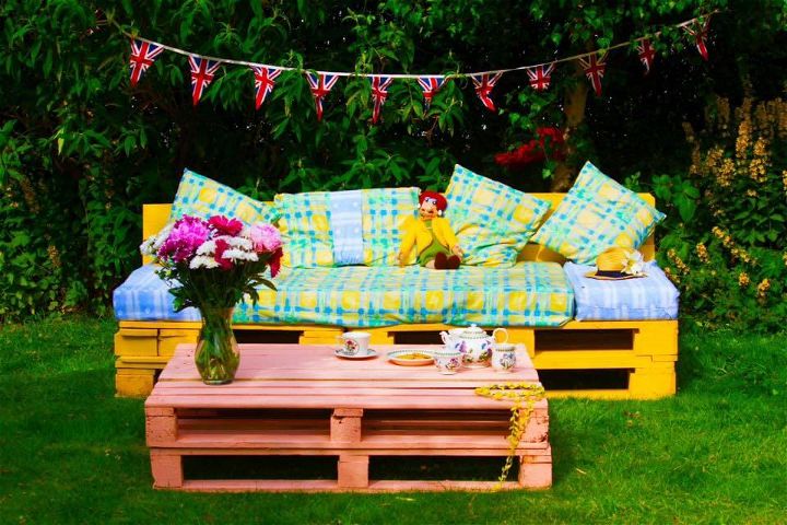 repurposed pallet garden furniture set