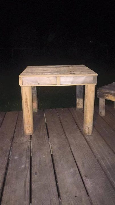 DIY Wood Pallet Side Table