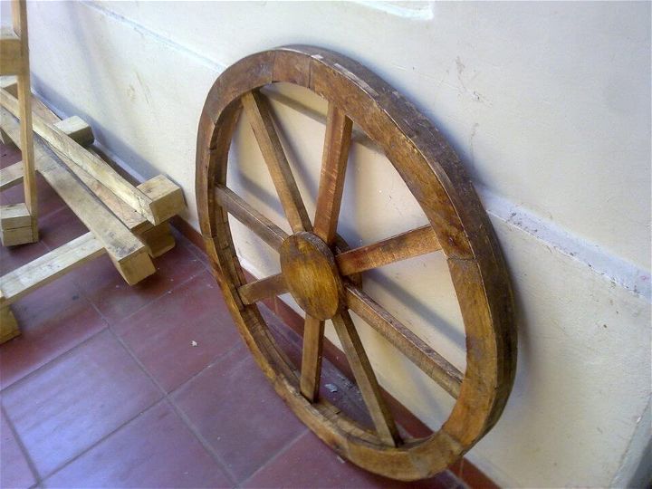 DIY Wood Pallet and Cart Wheel Planter
