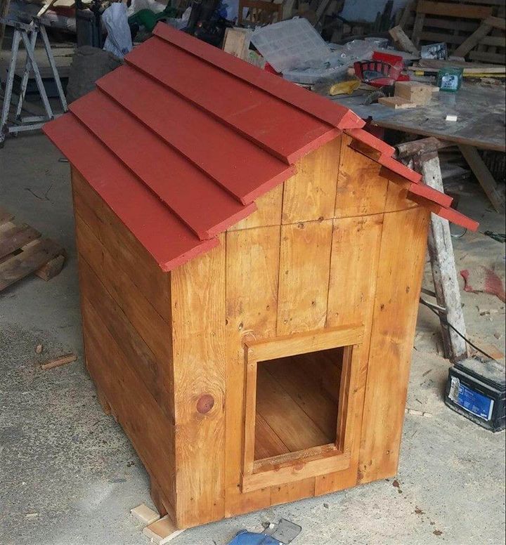 wooden pallet doghouse
