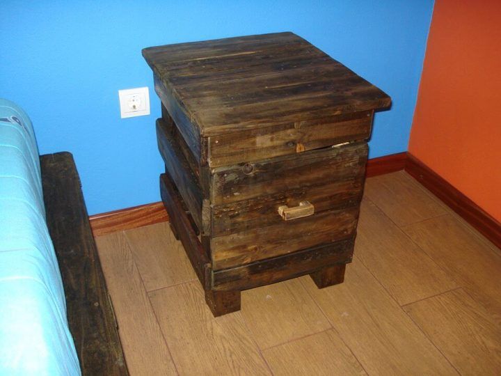 DIY Pallet Nightstand with One Drawer