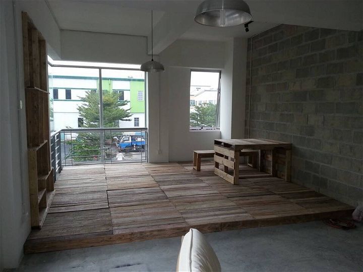 repurposed-pallet-interior-flooring