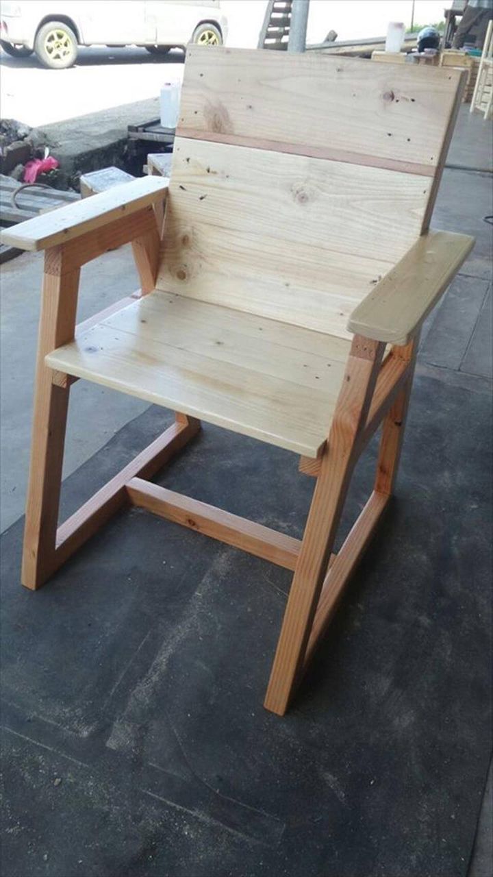 recycled pallet chair with trapezoid legs