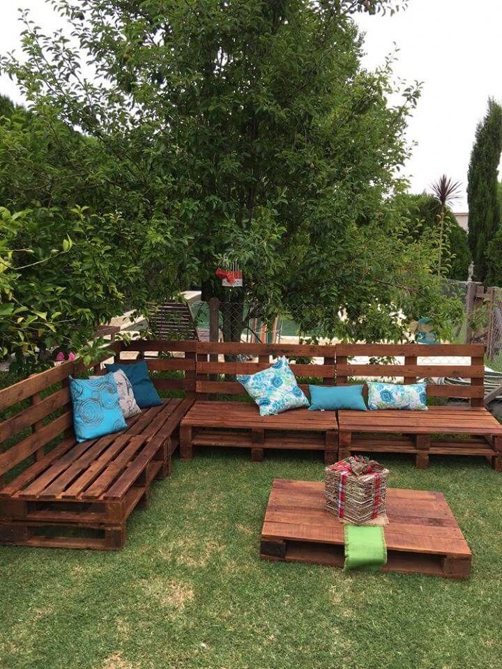 Recycled pallet outdoor sofa with table