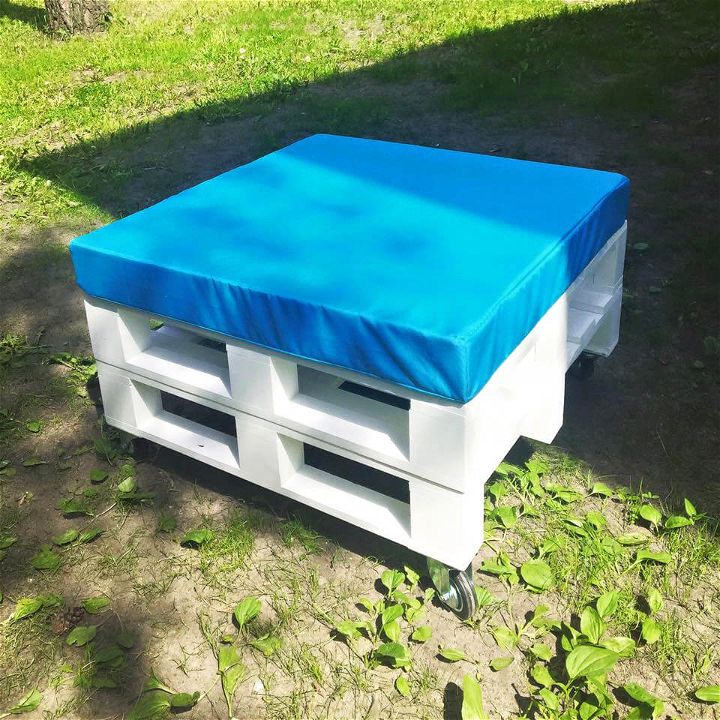 recycled pallet blue cushioned pallet ottoman on wheels