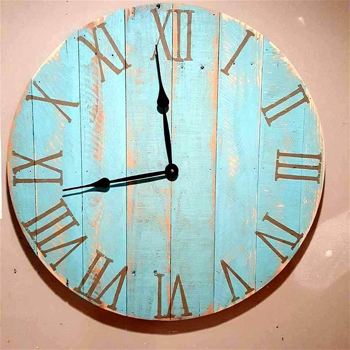 Wooden pallet clock