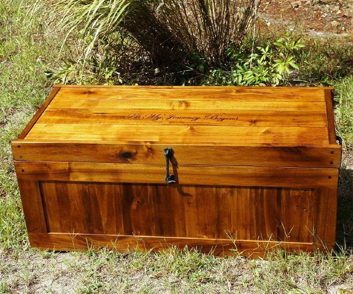 low-cost wooden pallet chest
