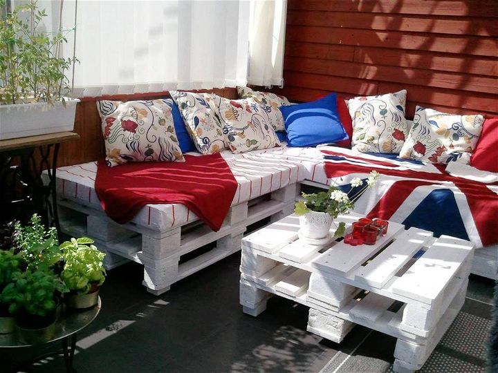 chic white stacked pallet sectional sofa and coffee table